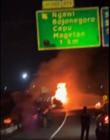 Truk Tangki Pertamina Terbakar Dekat Exit Tol Ngawi Adil News