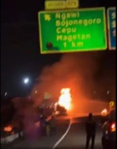 Truk Tangki Pertamina Terbakar Dekat Exit Tol Ngawi