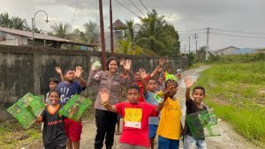 Bangun Energi Positif, Satgas Humas ODC Ajak Anak-anak SD Main Bola