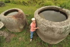 Misteri Guci Batu Purba Lembah Bada: Jejak Peradaban atau Manusia Raksasa di Sulawesi Tengah?