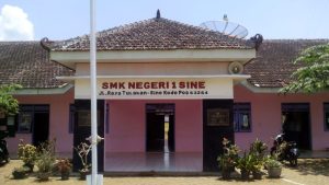Dindik Prov Jawa Timur Cek Dugaan SMKN 1 Sine Pasang Terbalik Lambang Negara, Tapi Membiarkannya?